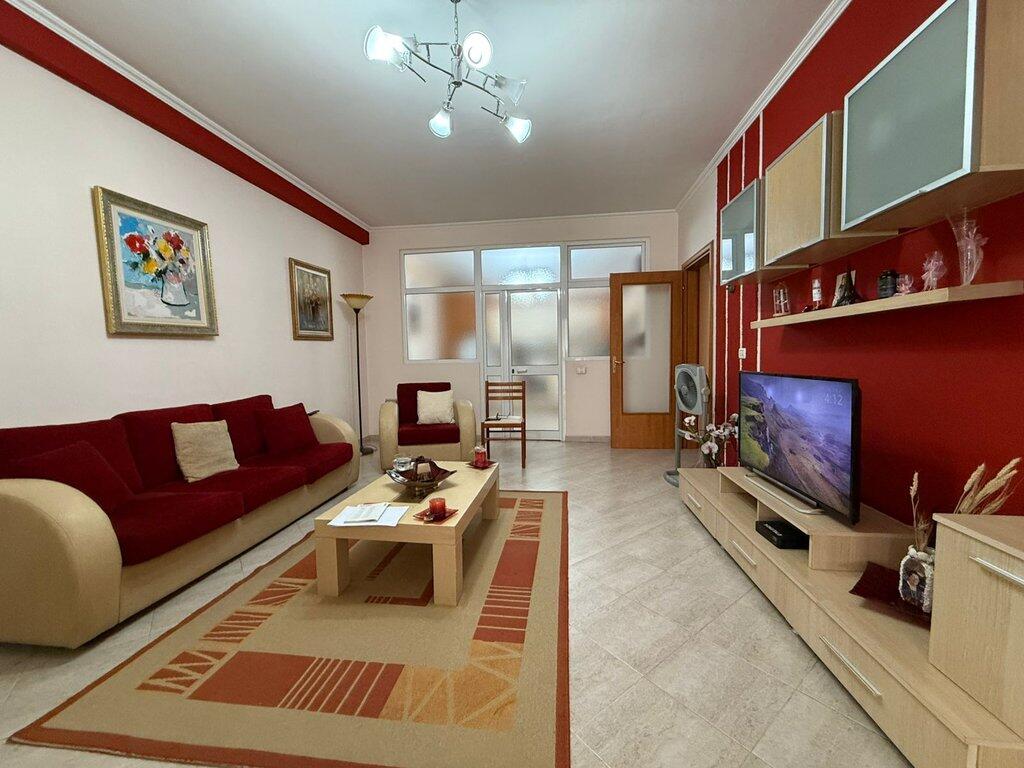Shitet, Apartament 1+1+Verande, Rruga e Kavajës.