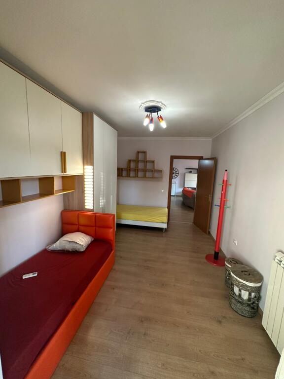 Tek Xhamia Tabakeve, Rruga Shyqyri Ishmi, jepet me qera apartament 2+1+2, i mobiluar.