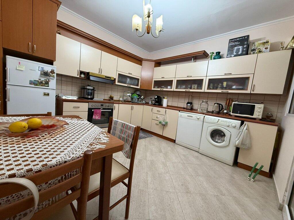 Shitet, Apartament 1+1+Verande, Rruga e Kavajës.