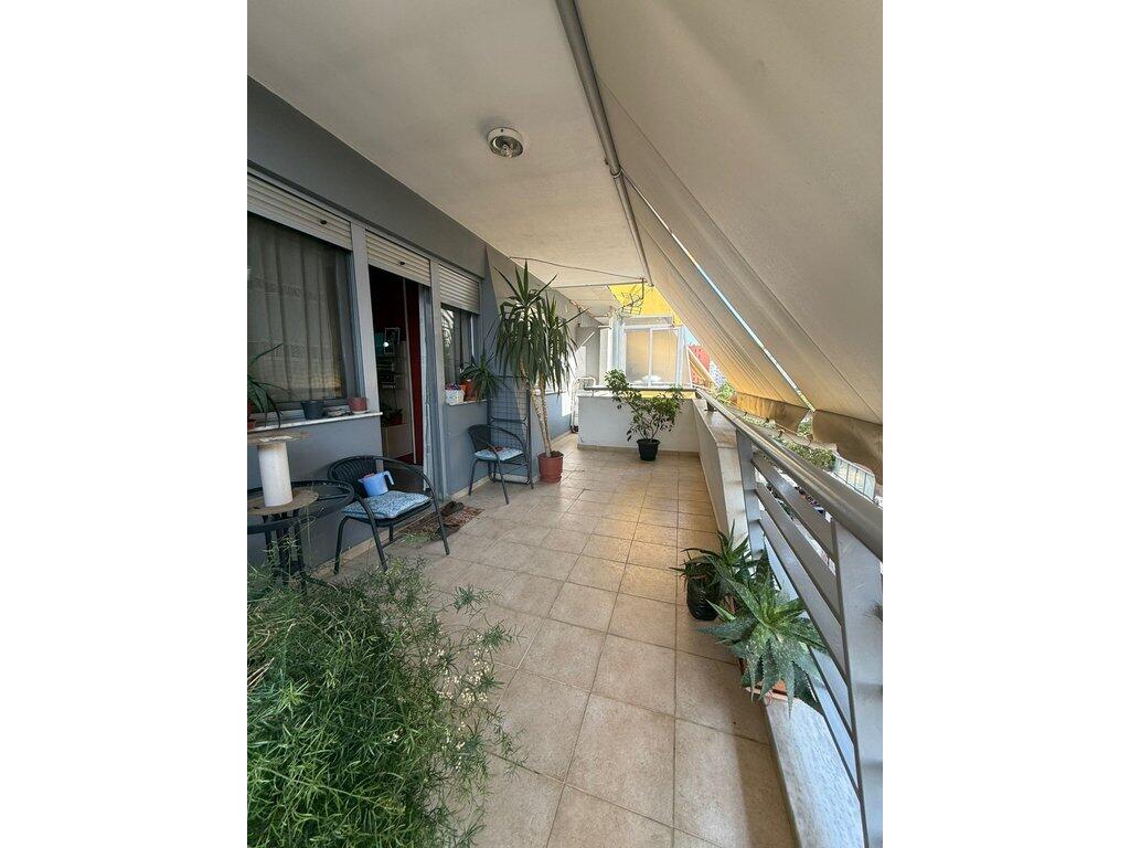 Shitet, Apartament 1+1+Verande, Rruga e Kavajës.