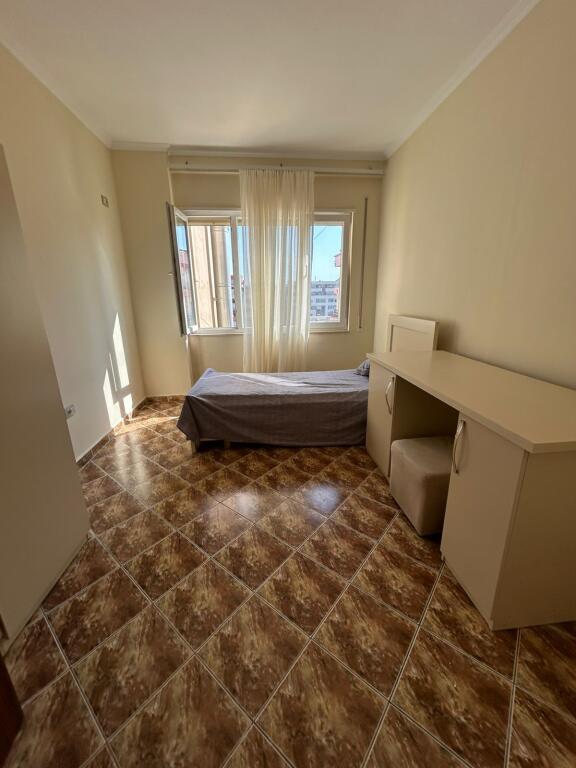 Në zonën e Astirit, pranë Bar Artist, jepet me qera apartament 2+1+2, i mobiluar.