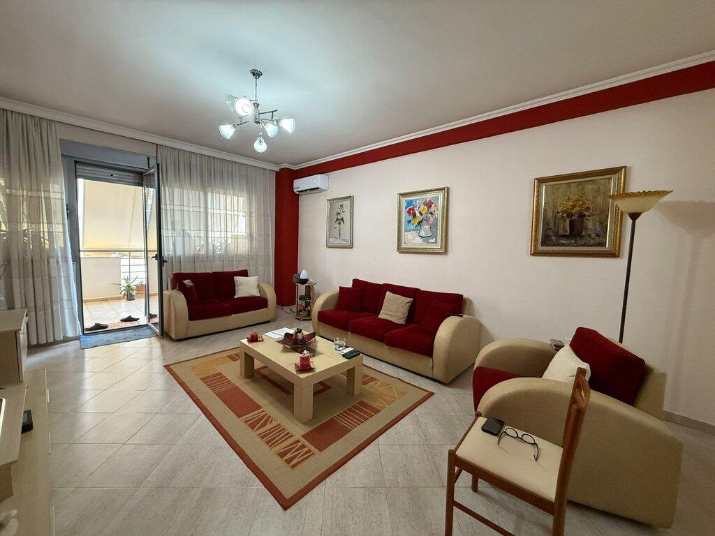Shitet, Apartament 1+1+Verande, Rruga e Kavajës.