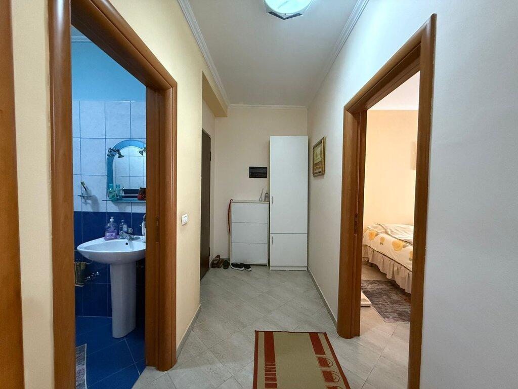 Shitet, Apartament 1+1+Verande, Rruga e Kavajës.