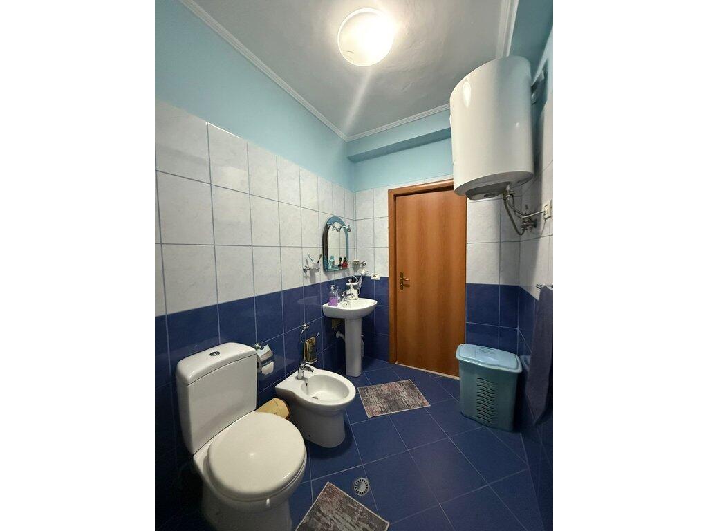 Shitet, Apartament 1+1+Verande, Rruga e Kavajës.