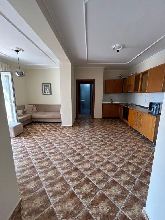 Në zonën e Astirit, pranë Bar Artist, jepet me qera apartament 2+1+2, i mobiluar.