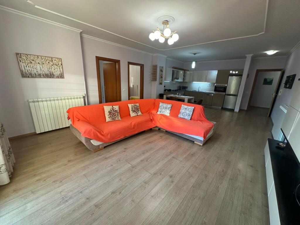 Tek Xhamia Tabakeve, Rruga Shyqyri Ishmi, jepet me qera apartament 2+1+2, i mobiluar.