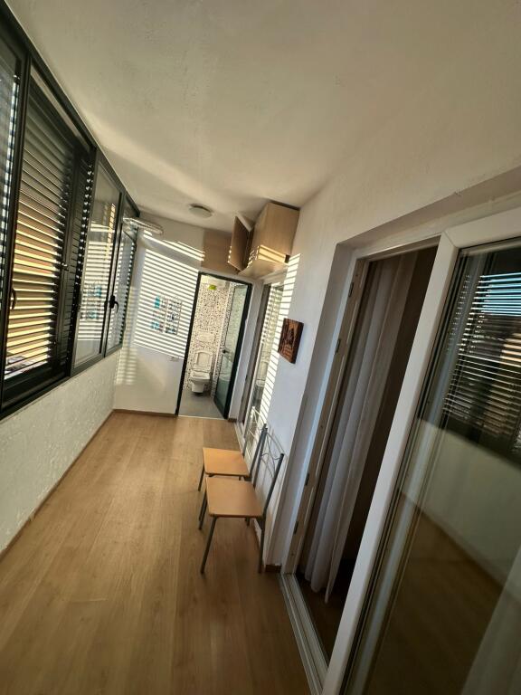 Tek Xhamia Tabakeve, Rruga Shyqyri Ishmi, jepet me qera apartament 2+1+2, i mobiluar.