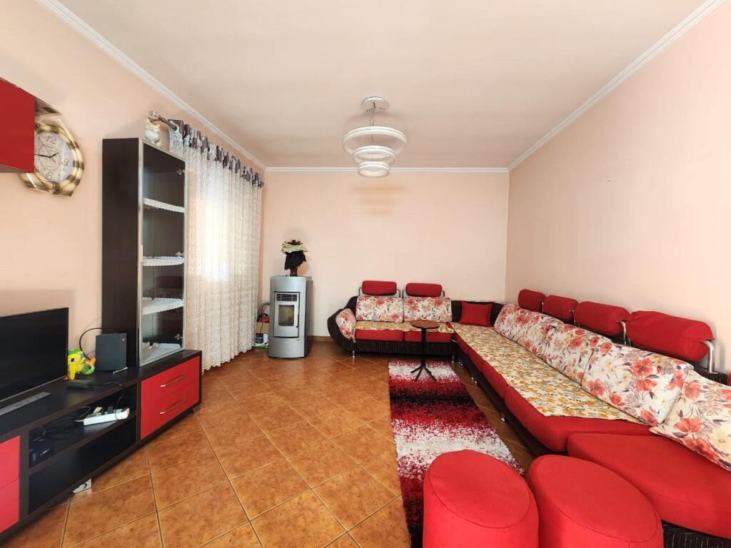 Jepet me qera apartament 2+1, Kodra e Priftit!