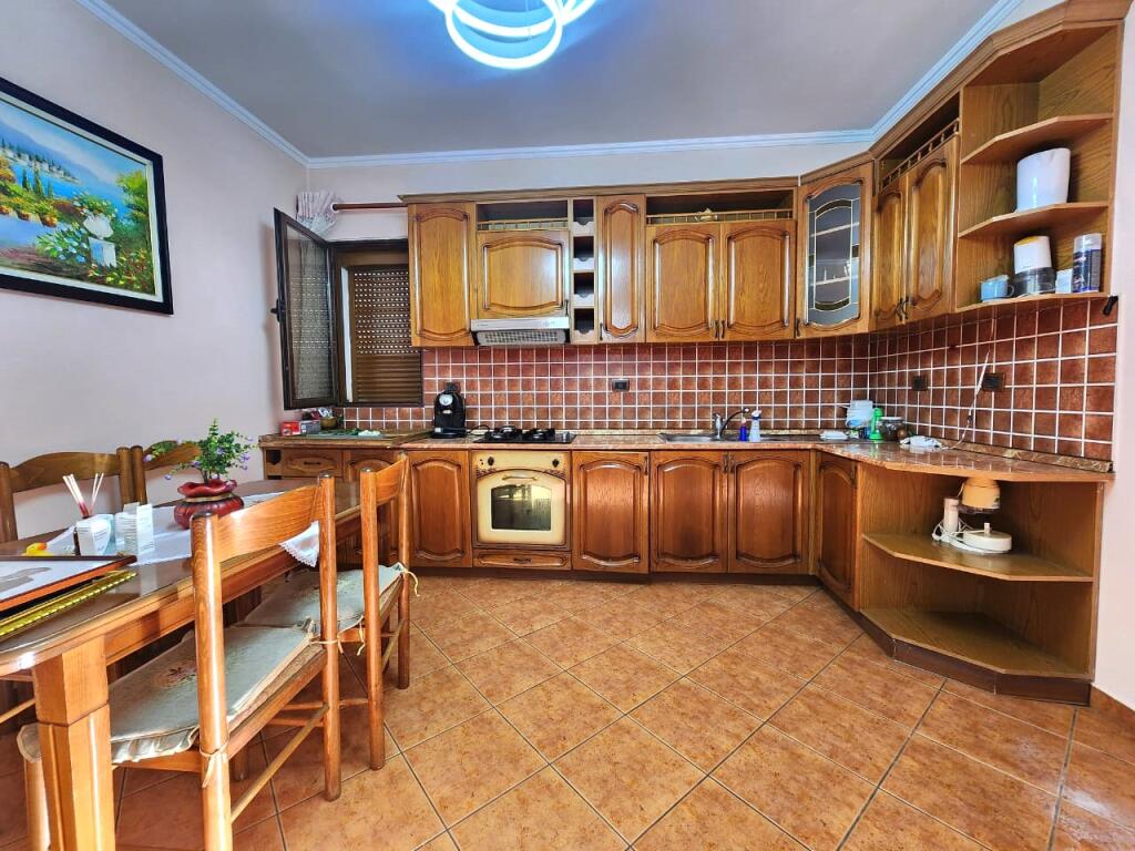 Jepet me qera apartament 2+1, Kodra e Priftit!