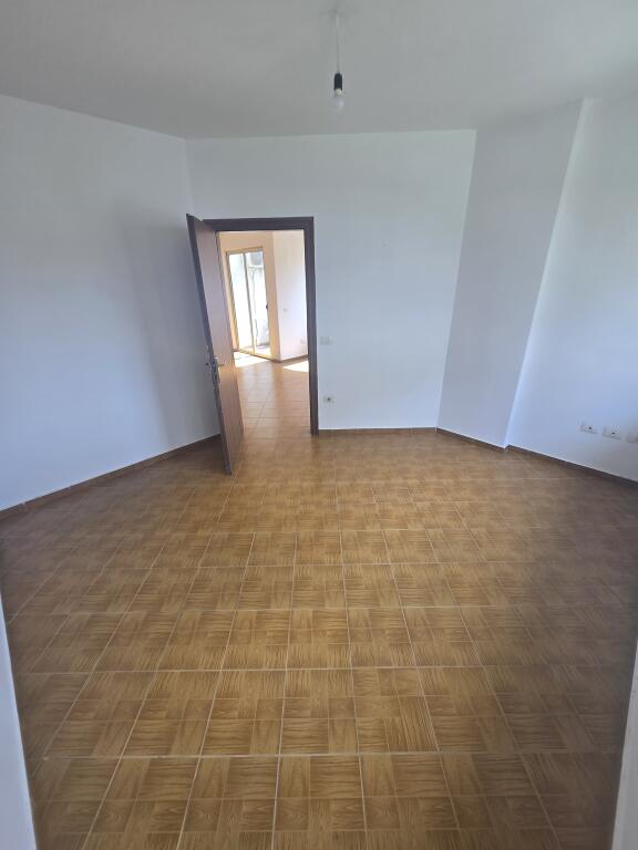 Apartament për shitje 3+1+2+vend parkimi në Yzberishr