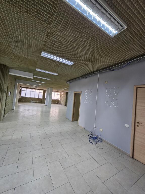 Jepet me qera hapesire 320 m² te Rruga e Elbasanit mbrapa ambasades