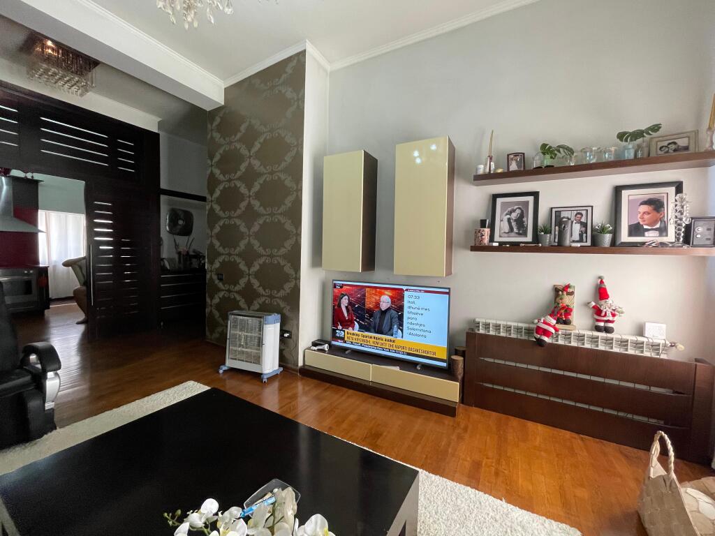 Jepet apartament 2+1 me qira ne qender te Tiranes!