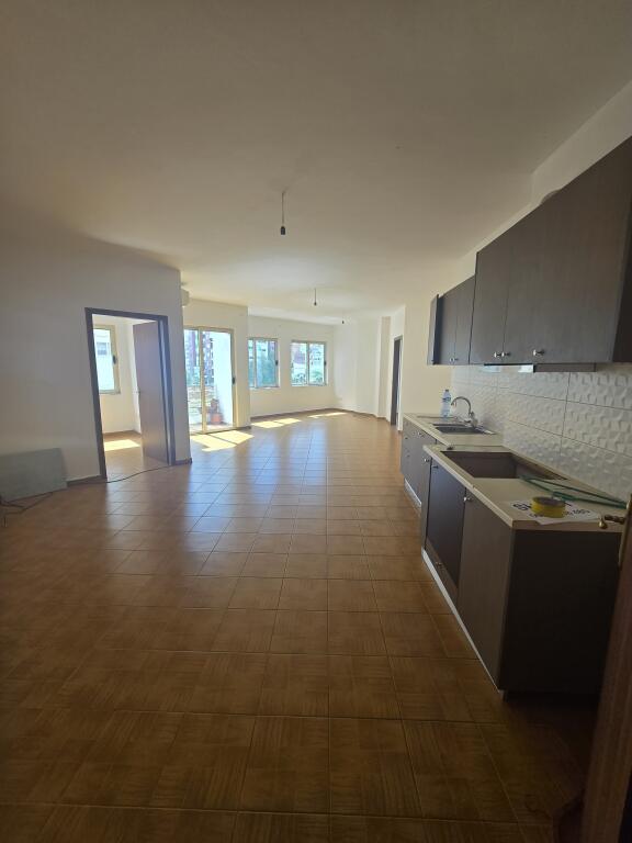 Apartament për shitje 3+1+2+vend parkimi në Yzberishr