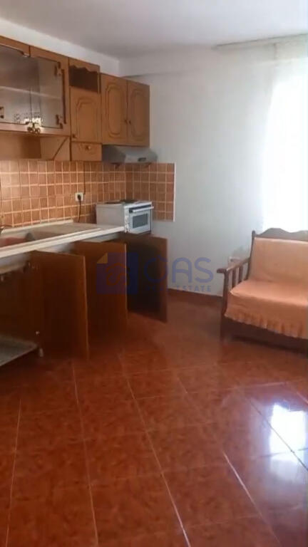 Një pjesë e një vile private 1+1 jepet me qera pranë fabrikës së miellit, Tiranë.