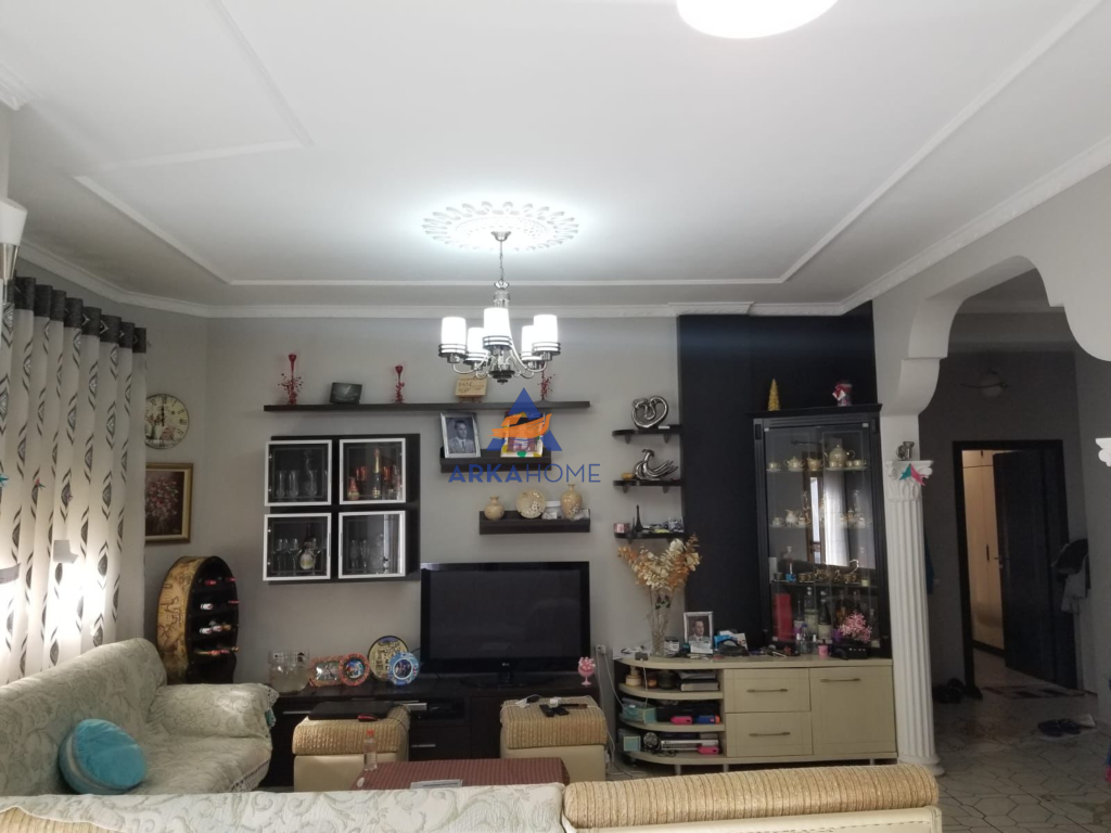 AFFITTASI VILLA QUATTRO PIANI 720M2, "VIA SELITE DHIMITER PASKO".