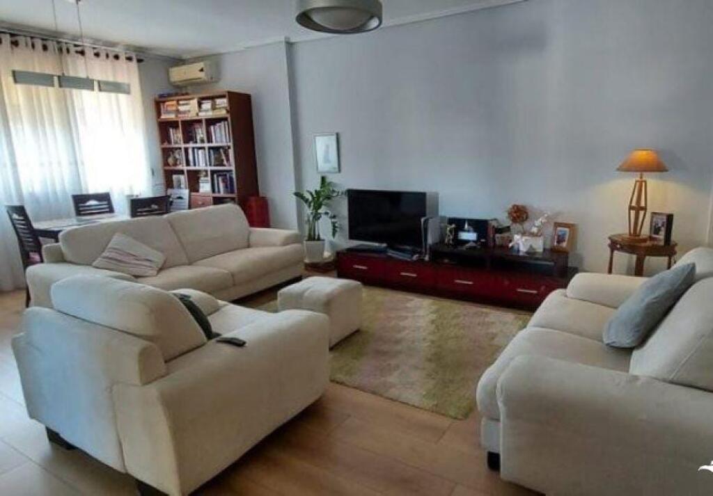 Jepet me qira apartament 2+1 tek Komuna e Parisit