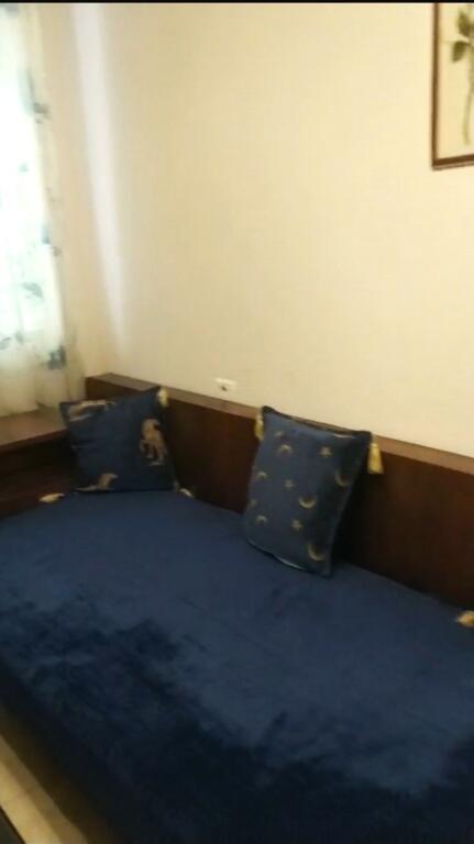 In the area of the Old Electric Market, R. Sali Nivica is renting a furnished 2+1 apartment.