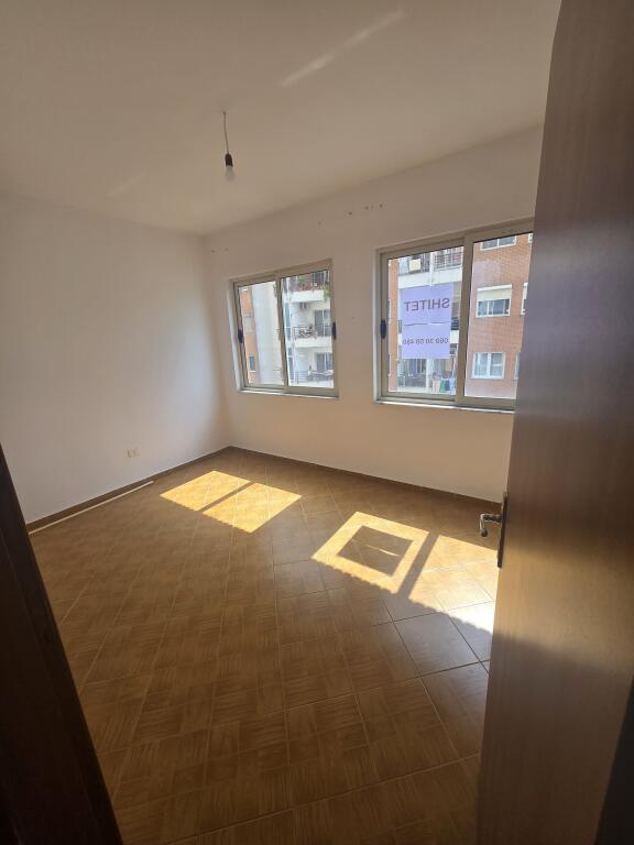 Apartament për shitje 3+1+2+vend parkimi në Yzberishr
