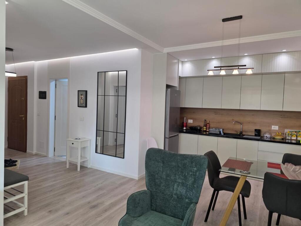 Jepet apartament 1+1 + parkim tek Rruga e Elbasanit!