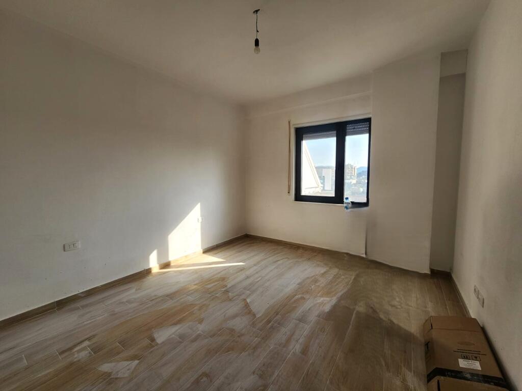 Jepet me qera apartament 1+1 prane bulevardit Zogu 1!