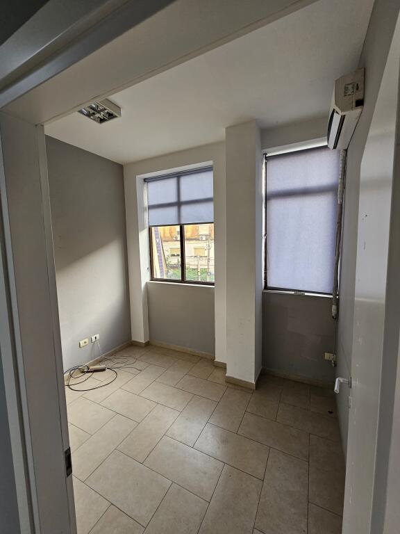 Jepet me qera hapesire 320 m² te Rruga e Elbasanit mbrapa ambasades