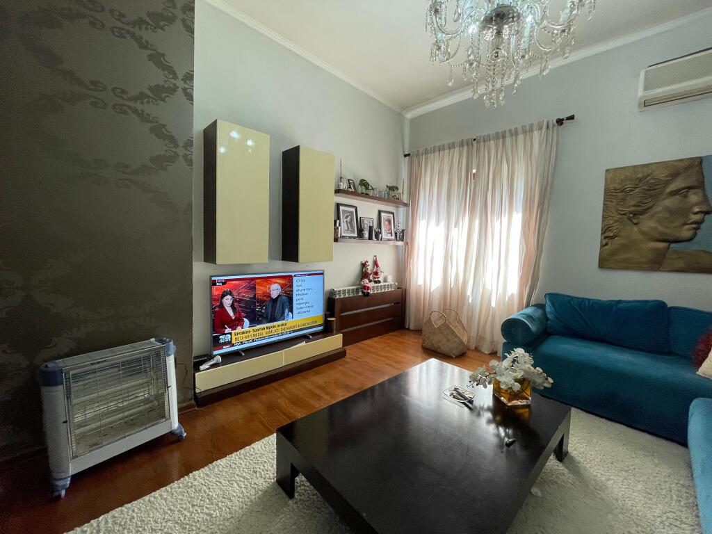 Jepet apartament 2+1 me qira ne qender te Tiranes!
