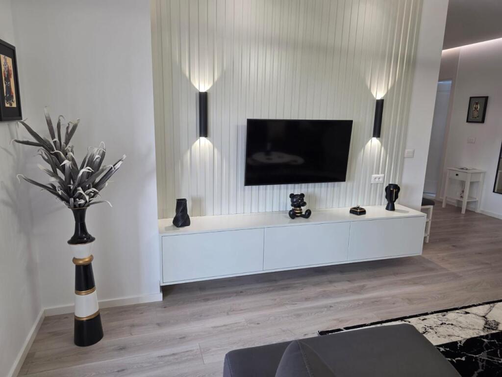 Jepet apartament 1+1 + parkim tek Rruga e Elbasanit!