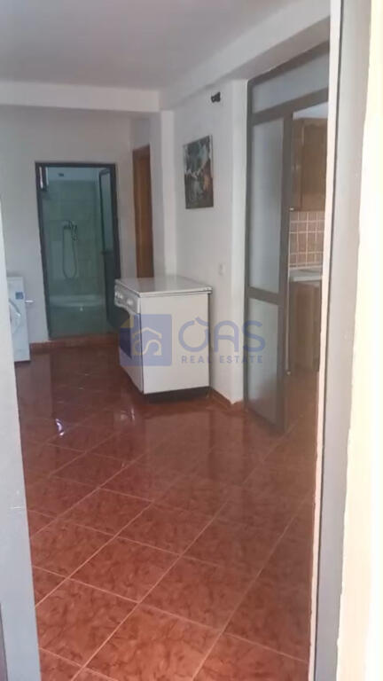 Një pjesë e një vile private 1+1 jepet me qera pranë fabrikës së miellit, Tiranë.