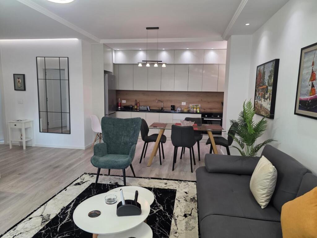 Jepet apartament 1+1 + parkim tek Rruga e Elbasanit!
