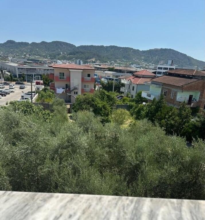 Biznesi + Truall në shitje në Sharre,