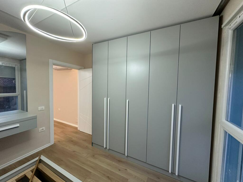 Në zonën e Selitës, pranë Xhamisë së Selitës, jepet me qera apartament 1+1, e mobiluar.