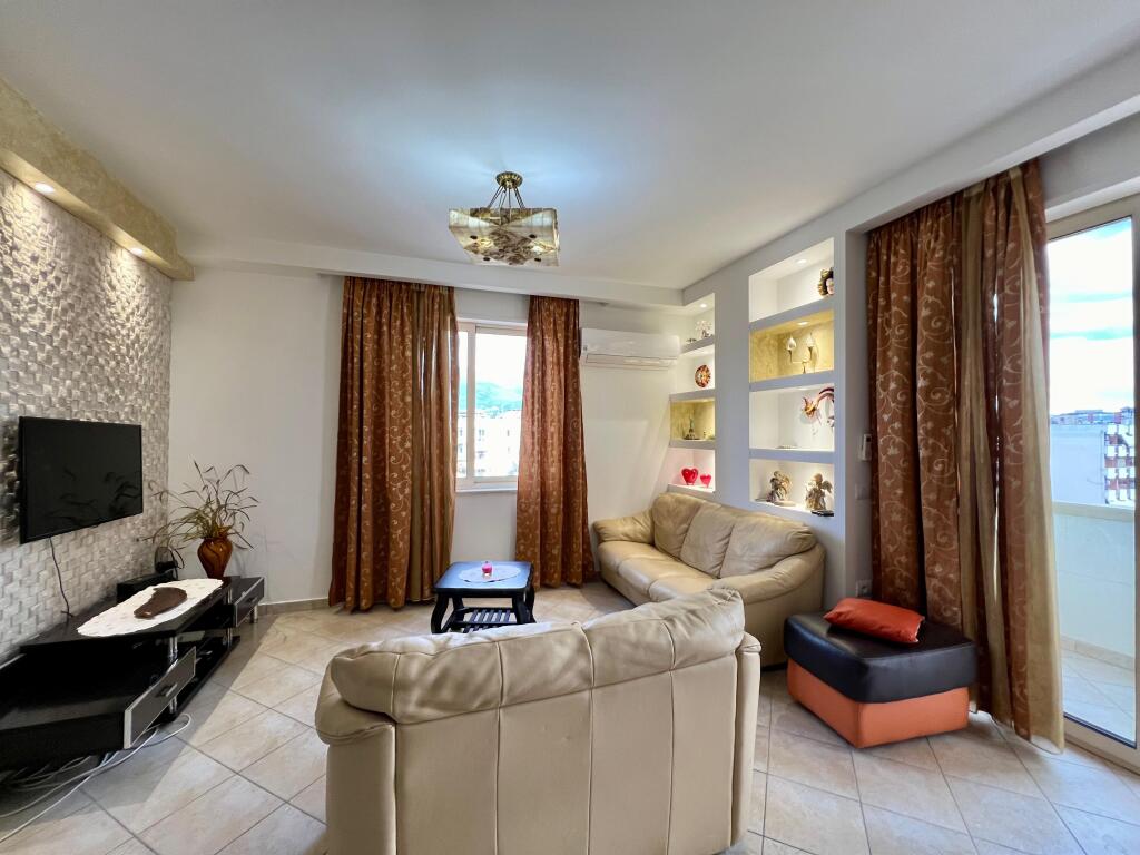 Qira, Apartament 2+1+2 "Rruga e Barrikadave", Tiranë.