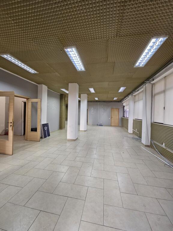 Jepet me qera hapesire 320 m² te Rruga e Elbasanit mbrapa ambasades