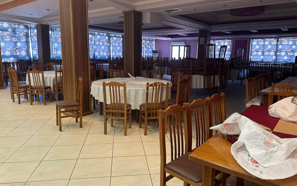 Biznesi + Truall në shitje në Sharre,