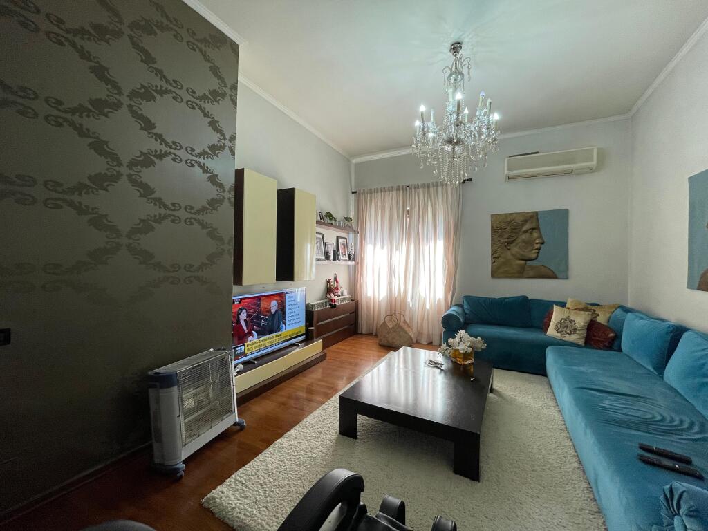 Jepet apartament 2+1 me qira ne qender te Tiranes!