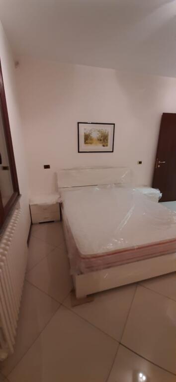 🏢Ish Kinostudio,Rr.Aleksander Moisiu, jepet me qera apartament, 1+1, i mobiluar.