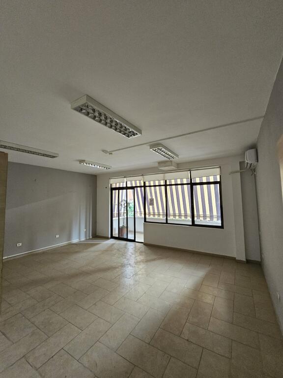 Jepet me qera hapesire 320 m² te Rruga e Elbasanit mbrapa ambasades