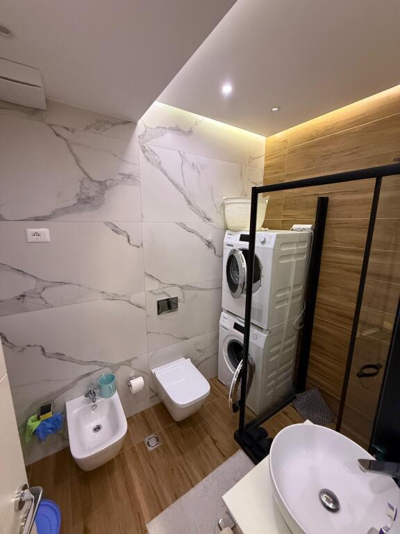 Apartament 2+1 me 2 tualete për shitje te Kompleksi FZ Liqeni i Thate