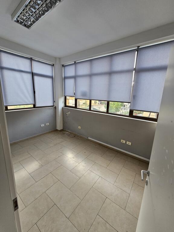 Jepet me qera hapesire 320 m² te Rruga e Elbasanit mbrapa ambasades
