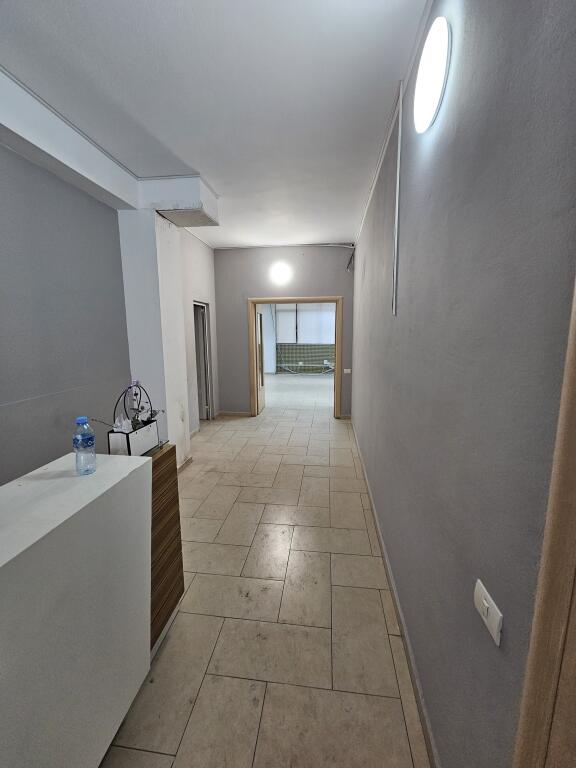 Jepet me qera hapesire 320 m² te Rruga e Elbasanit mbrapa ambasades