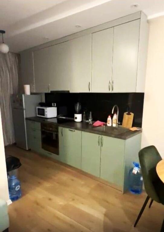 Në zonën e Selitës, pranë Xhamisë së Selitës, jepet me qera apartament 1+1, e mobiluar.