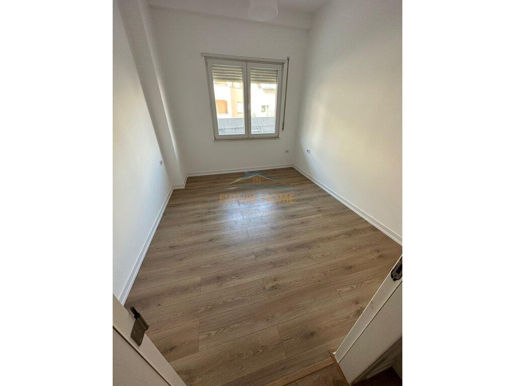 Shitet Apartament 2+1+2, Komuna e Parisit