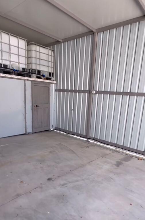 MAGAZINE ME QERA 150 M2 BATHORE