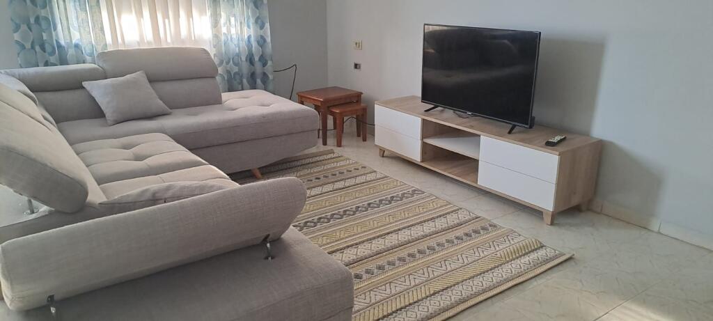 Jepet me qera apartament 1+1 me ballkon Qendër pranë poliklinikës qendrore