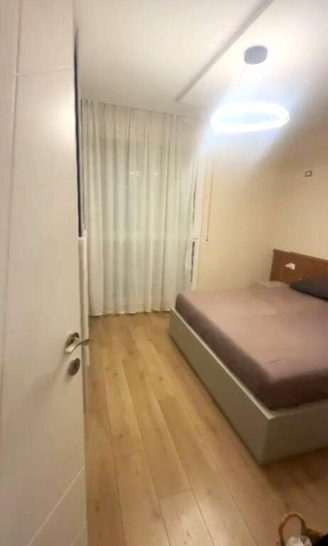 Në zonën e Selitës, pranë Xhamisë së Selitës, jepet me qera apartament 1+1, e mobiluar.
