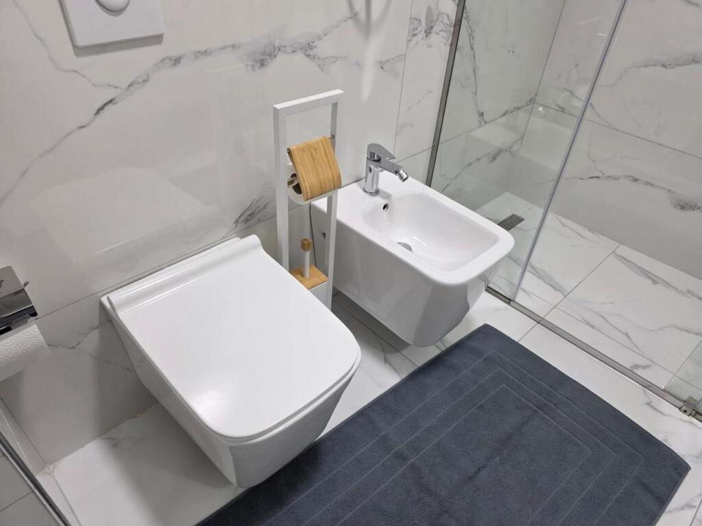 Jepet apartament 1+1 + parkim tek Rruga e Elbasanit!