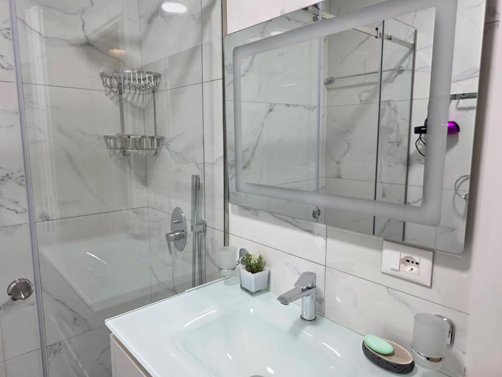Jepet apartament 1+1 + parkim tek Rruga e Elbasanit!