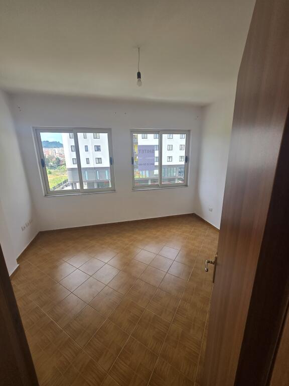 Apartament për shitje 3+1+2+vend parkimi në Yzberishr