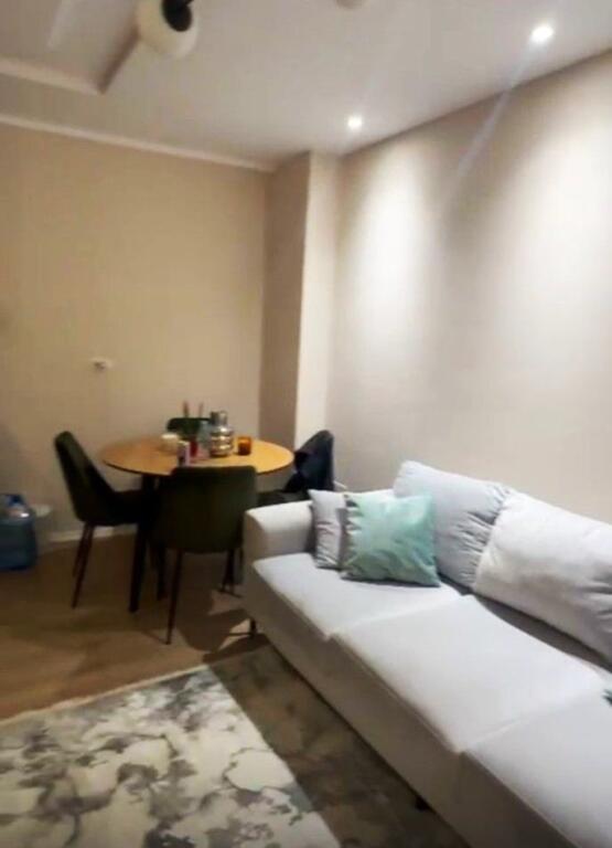 Në zonën e Selitës, pranë Xhamisë së Selitës, jepet me qera apartament 1+1, e mobiluar.