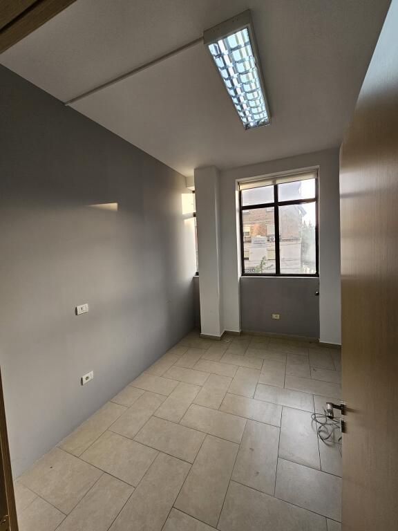 Jepet me qera hapesire 320 m² te Rruga e Elbasanit mbrapa ambasades
